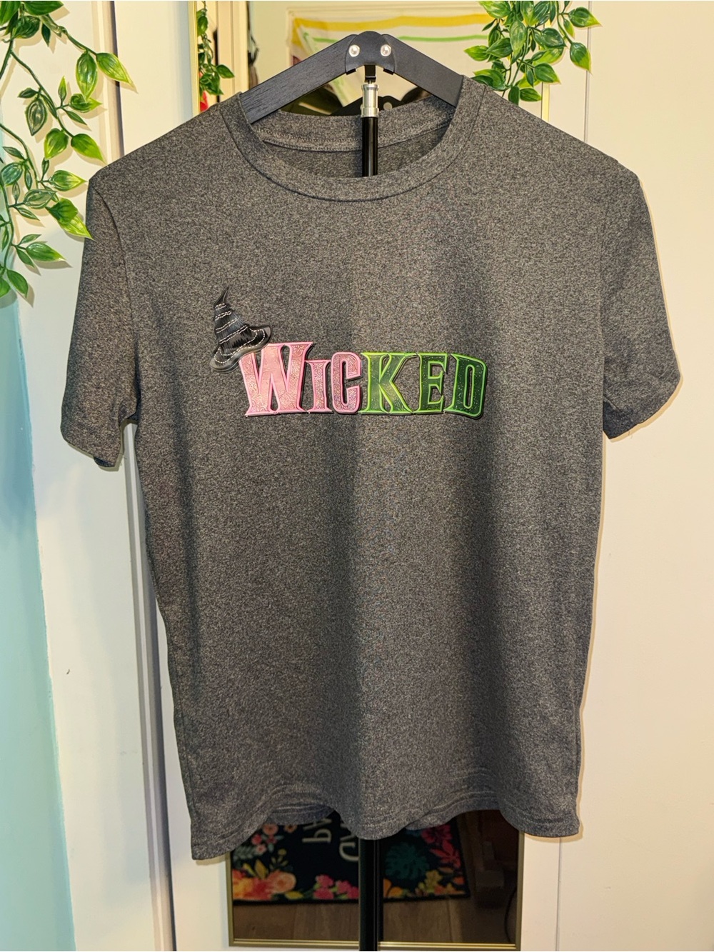 Wicked Musical Graphic T-Shirt Gray Pink Green Witch Hat Size Medium